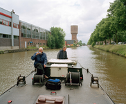 842979 Afbeelding van stadsarcheoloog Tarq Hoekstra (links) en schipper David van Asch, varend met een boot van de ...